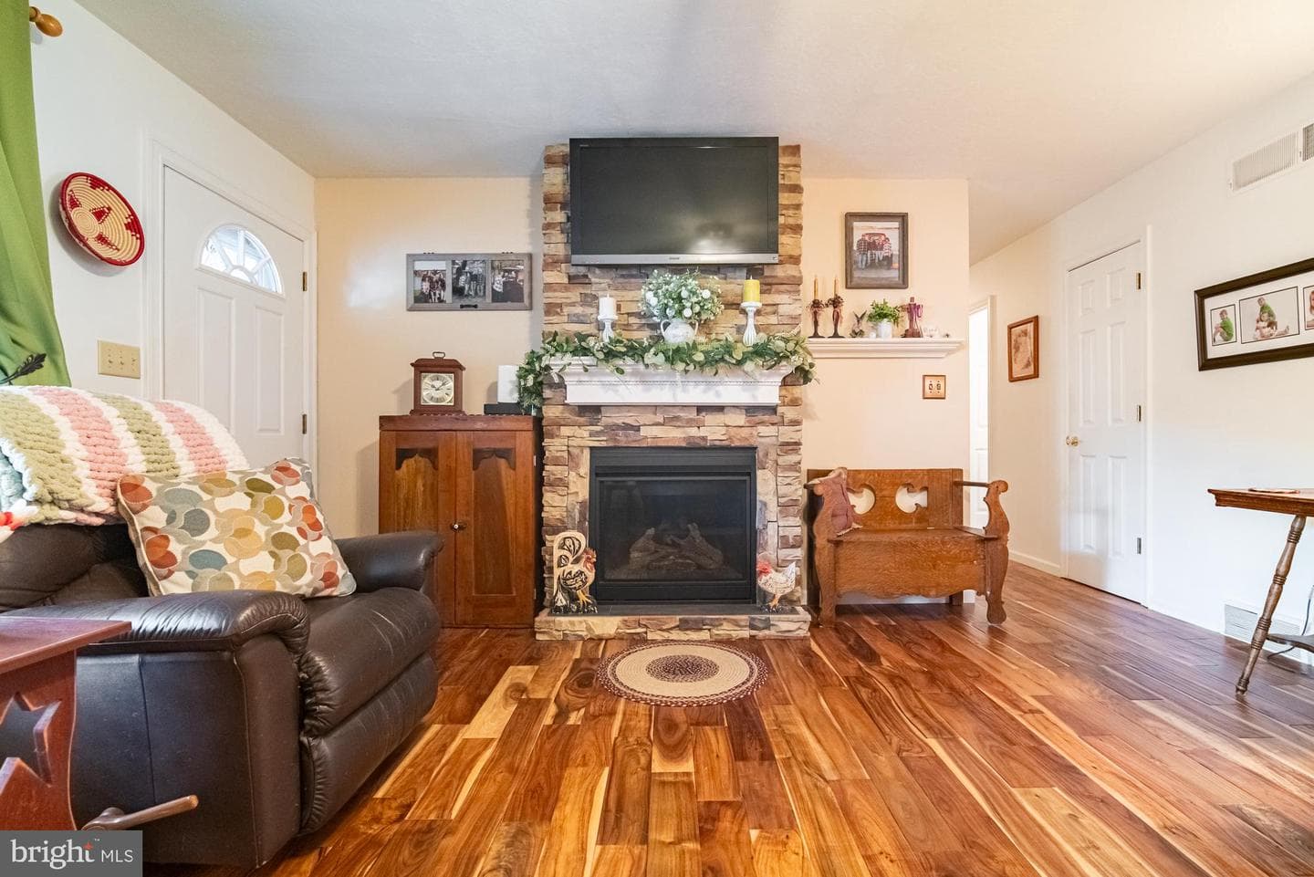 864 Elham Drive photo 7