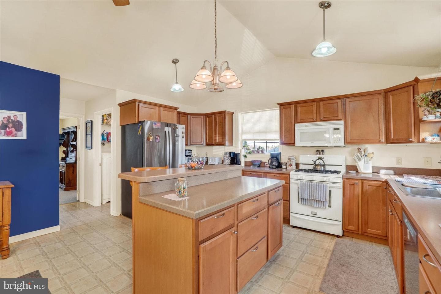 2035 Leonard Street photo 11