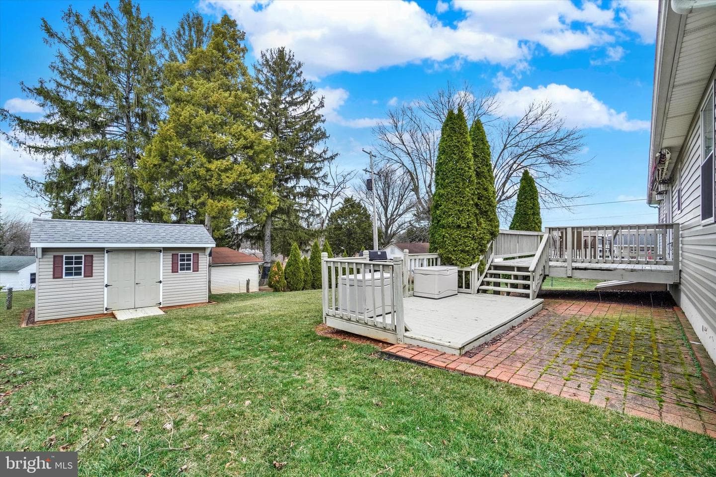 2035 Leonard Street photo 24