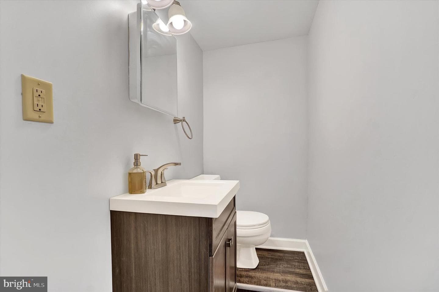720 Elm Terrace photo 11
