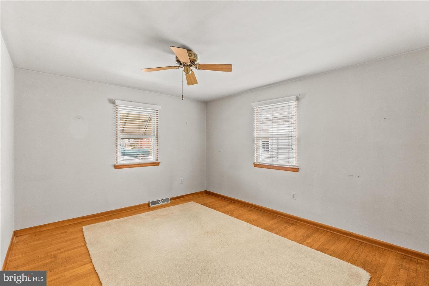 566 Baer Avenue photo 9