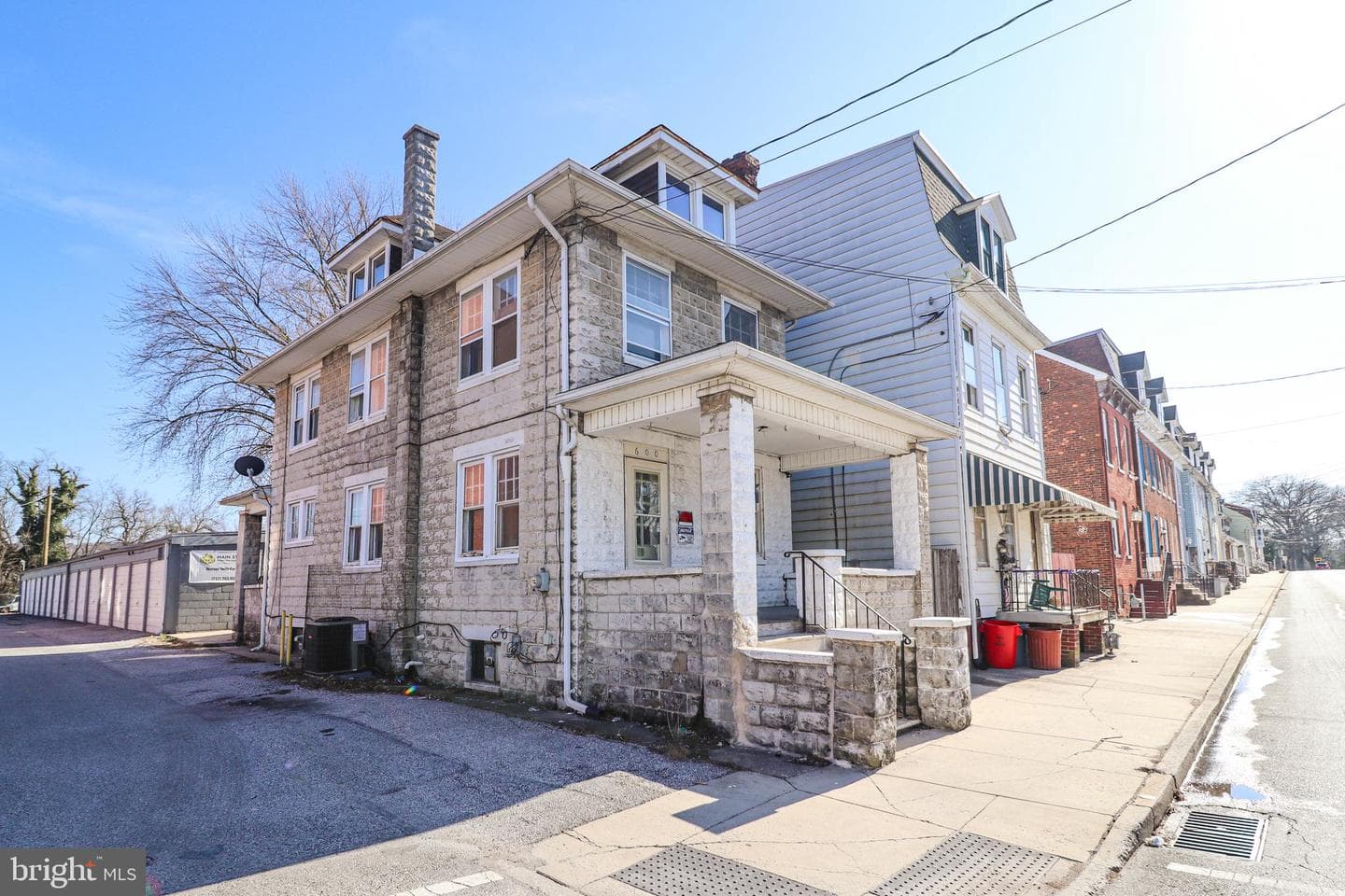 600 W College Avenue photo 3