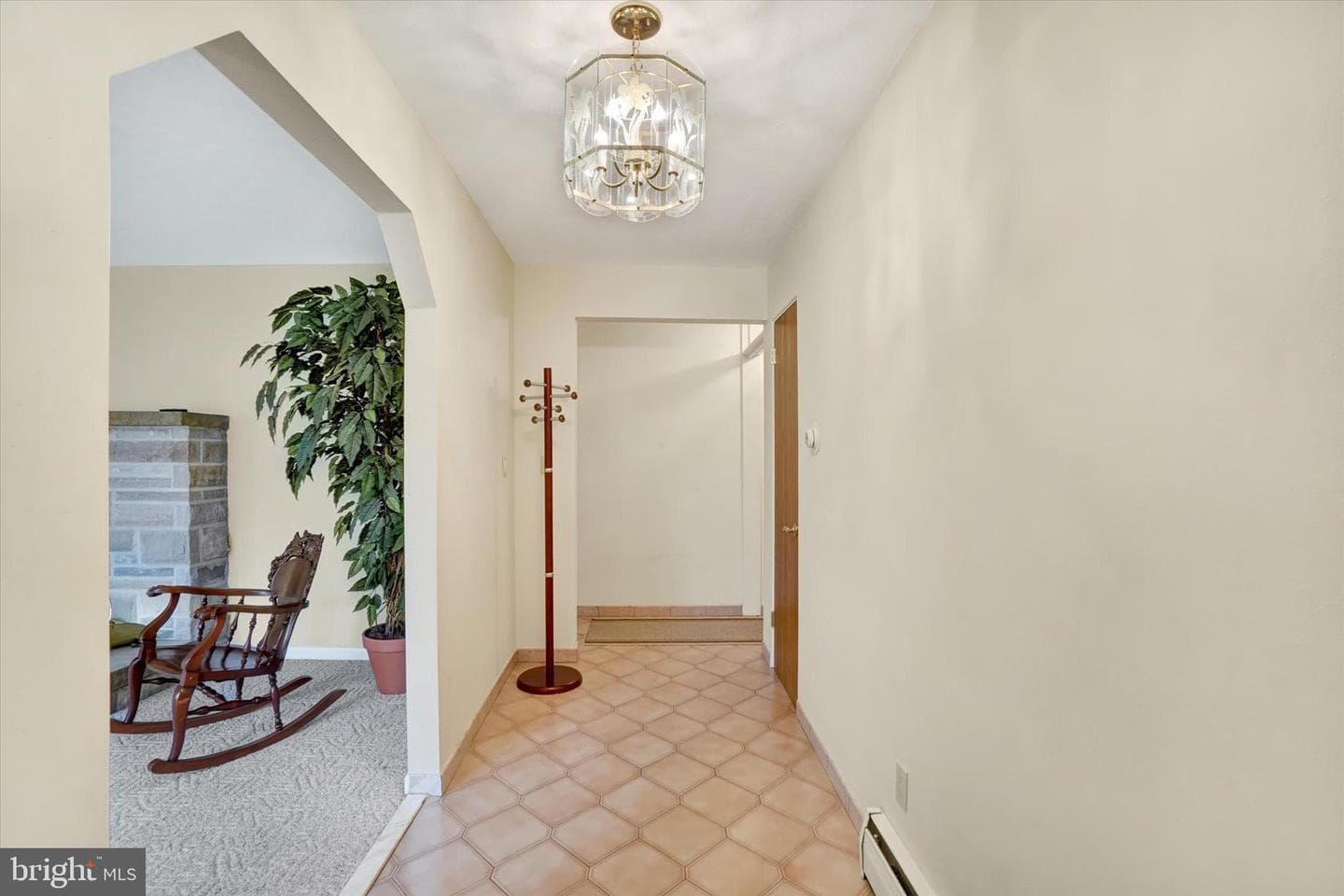 91 Lynbrook Drive S photo 4