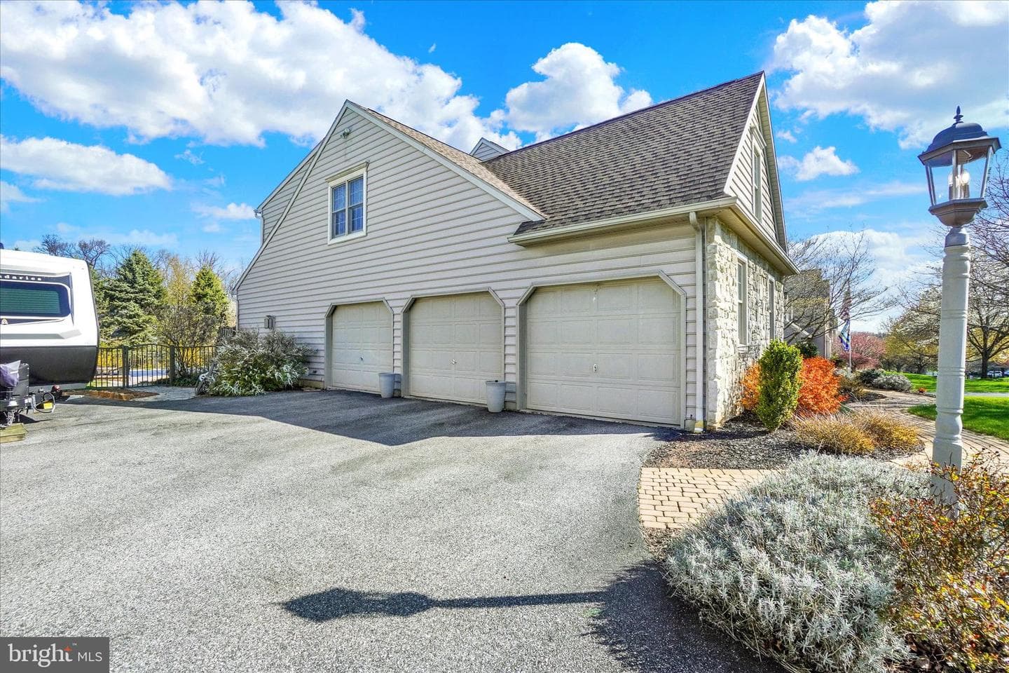 934 Castle Pond Drive photo 3
