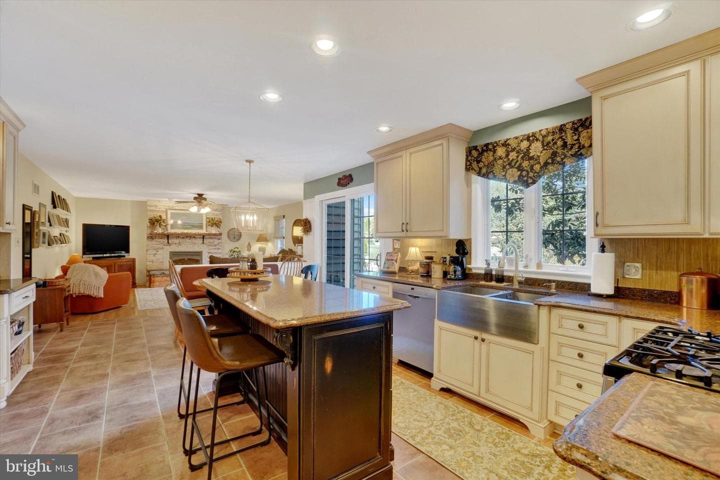 934 Castle Pond Drive photo 9