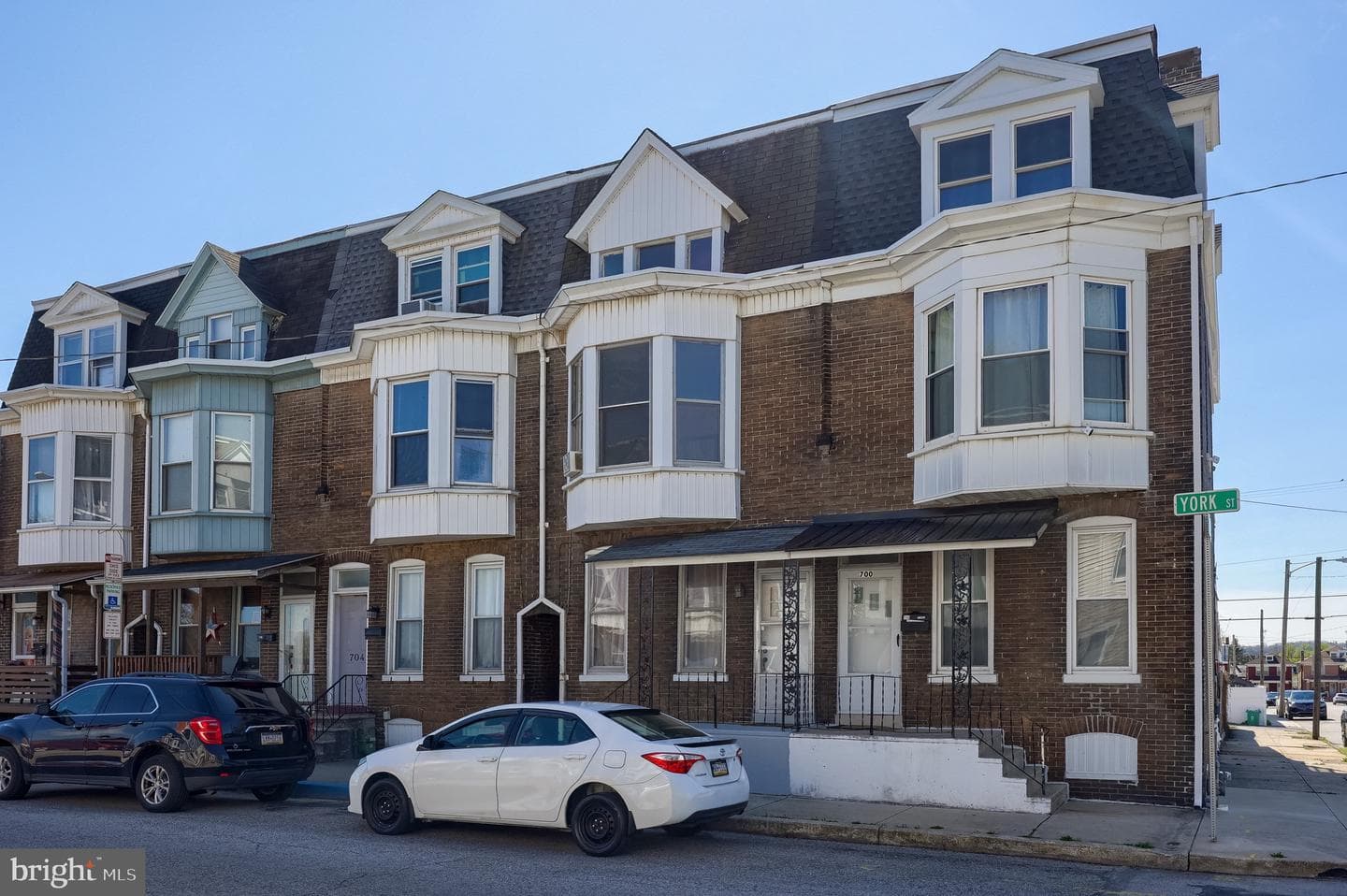 702 York Street photo 3