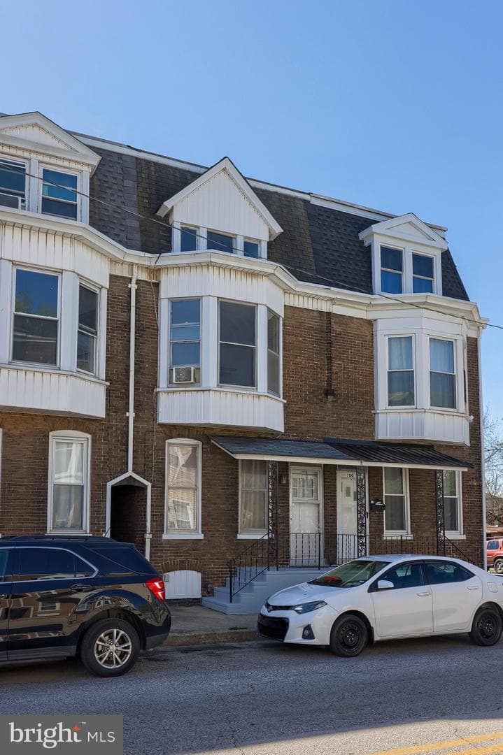 702 York Street photo 5