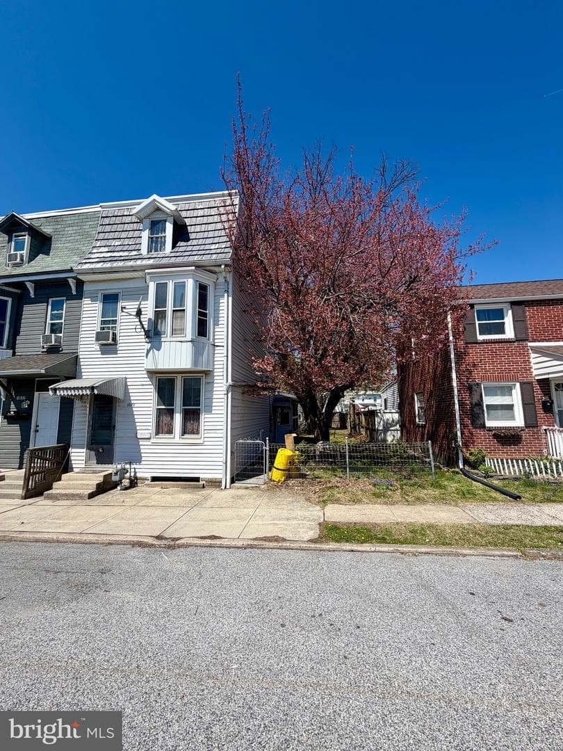 1039 E Poplar Street photo 3