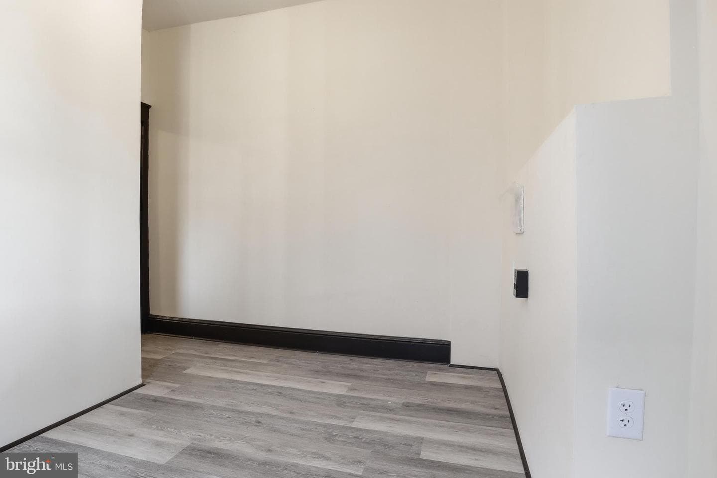 249 E Princess Street photo 18