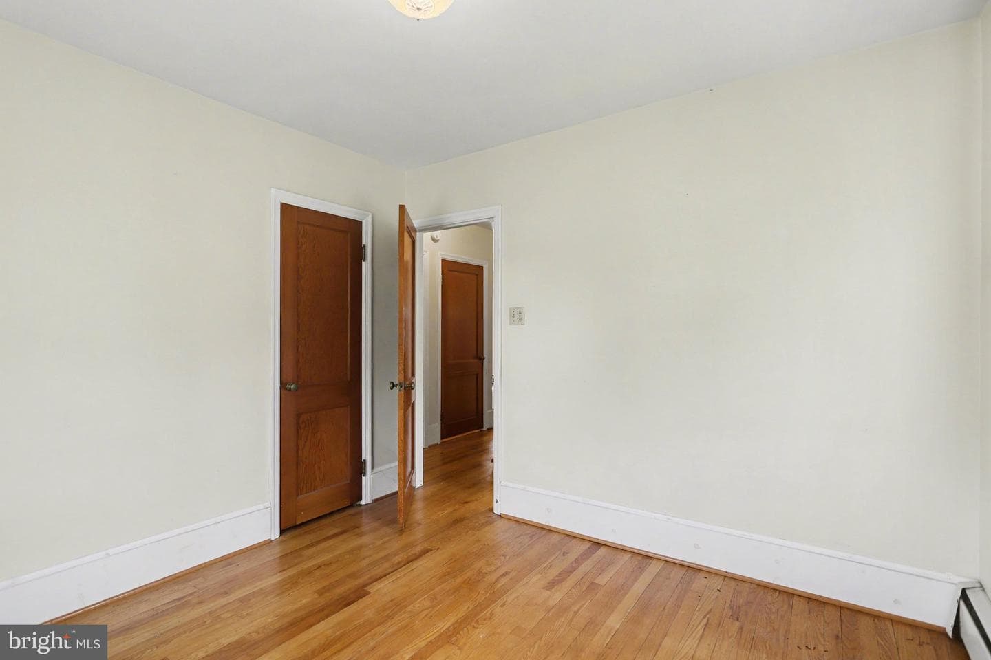 932 E Walnut Street photo 17
