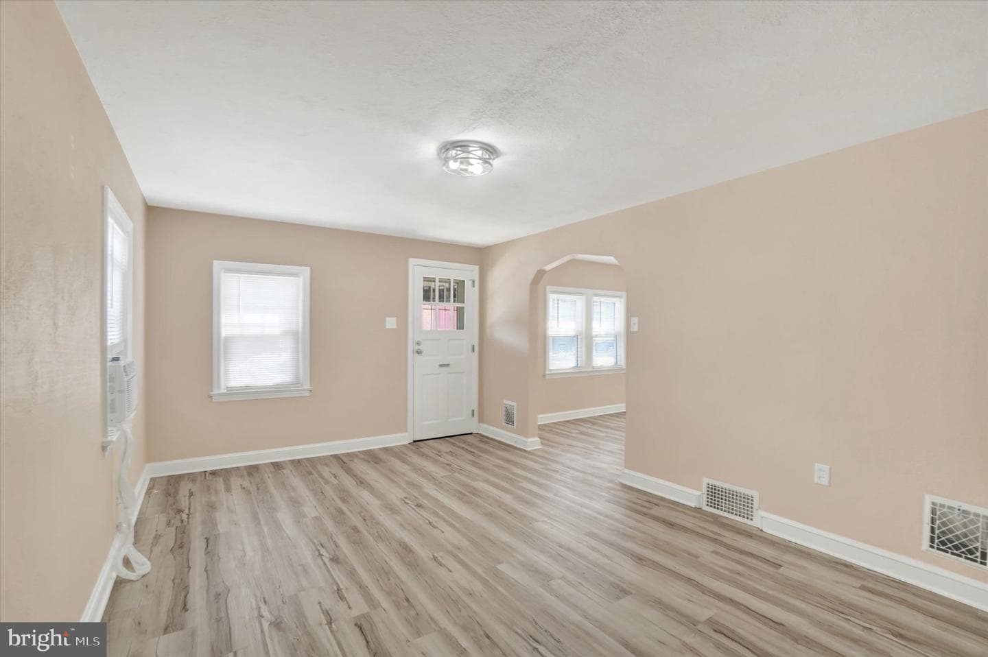 1229 W Poplar Street photo 5