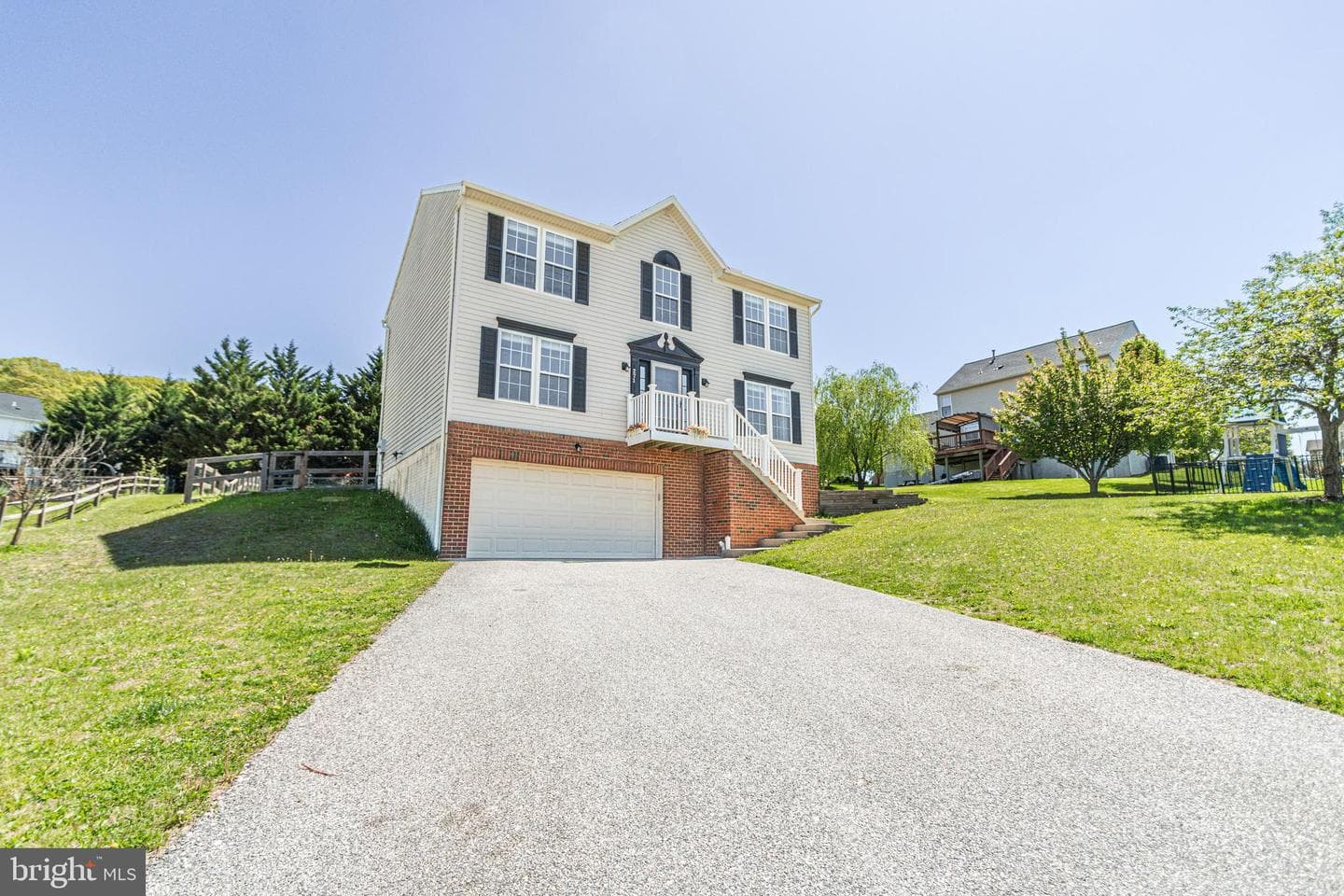 271 Courtney Court photo 3