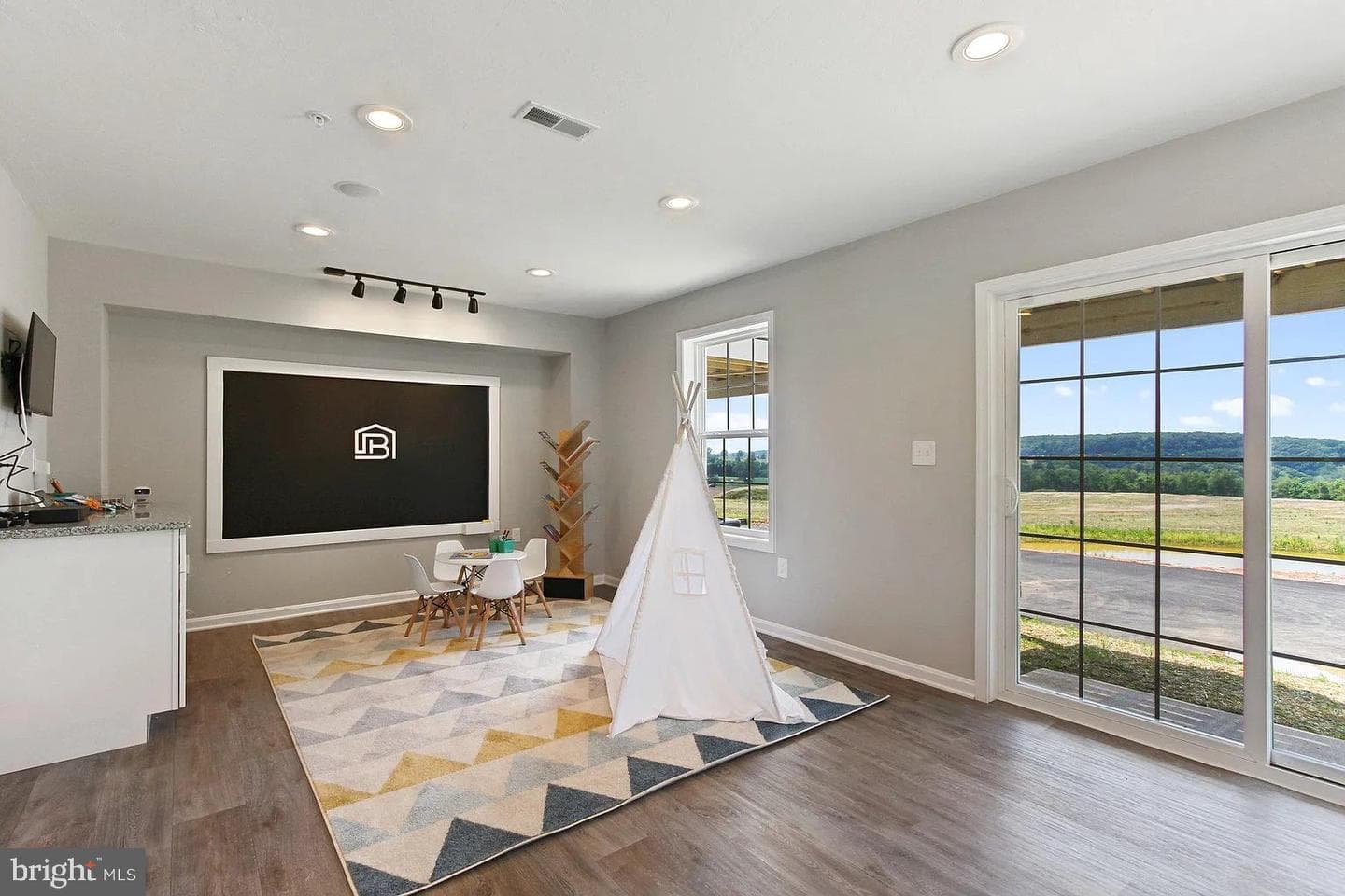 326 Avon Drive photo 6