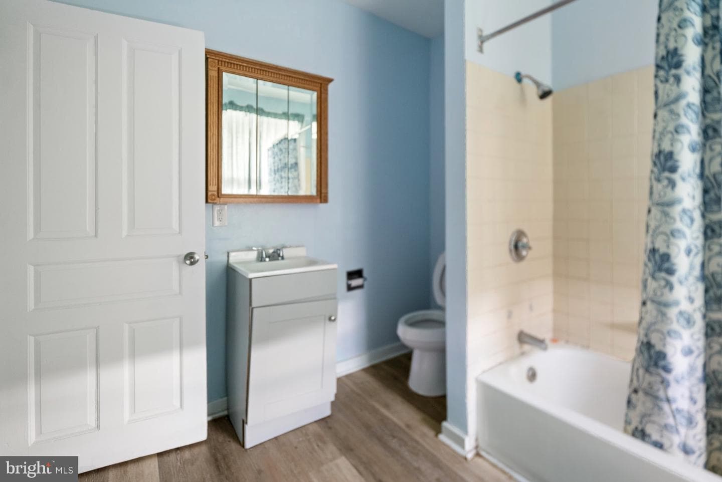 217 E King photo 4