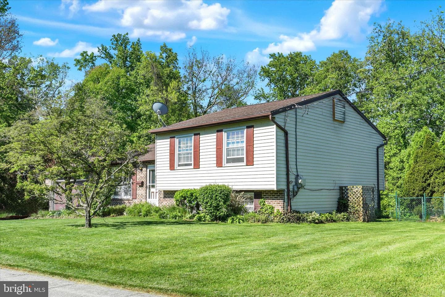 260 Green Lane Dr photo 2
