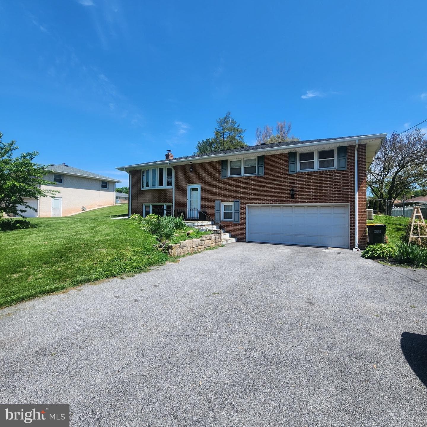 2029 Derry Road photo 3
