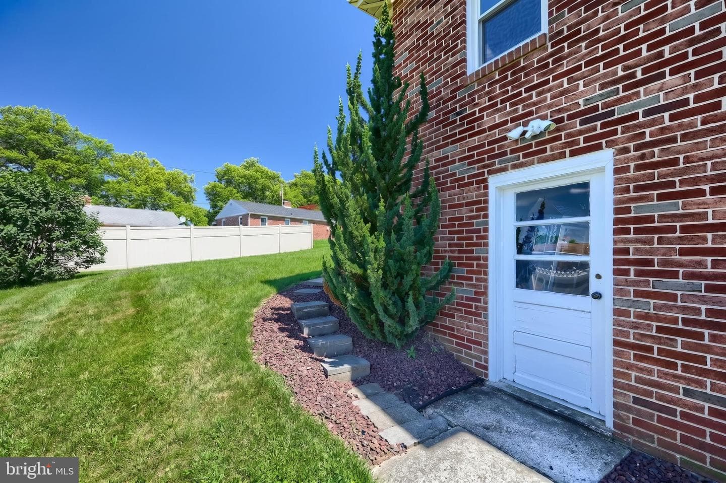 1215 Perry Lane photo 17