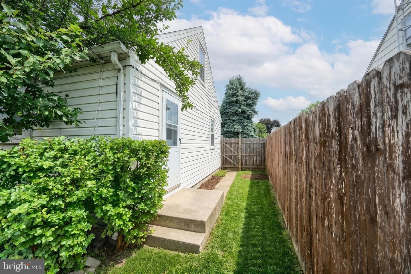 724 Village Road photo 11