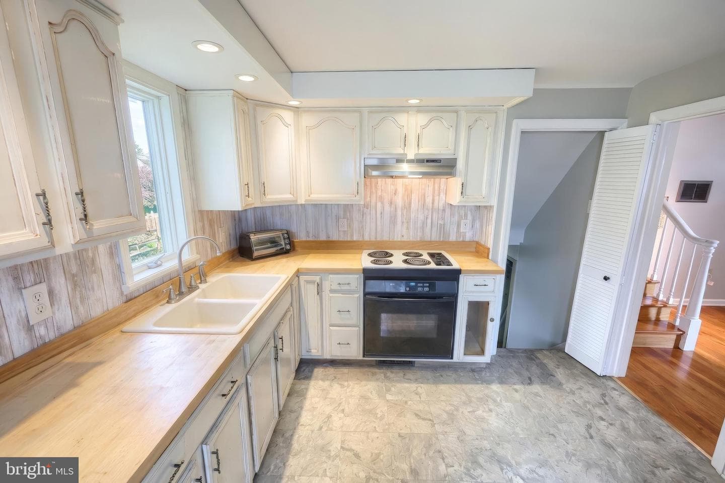 724 Village Road photo 16