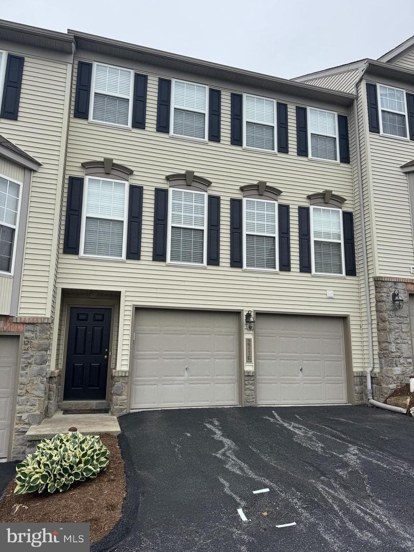 2716 Equestrian, York