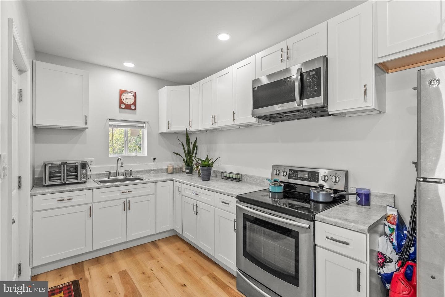556 Salem Avenue photo 10