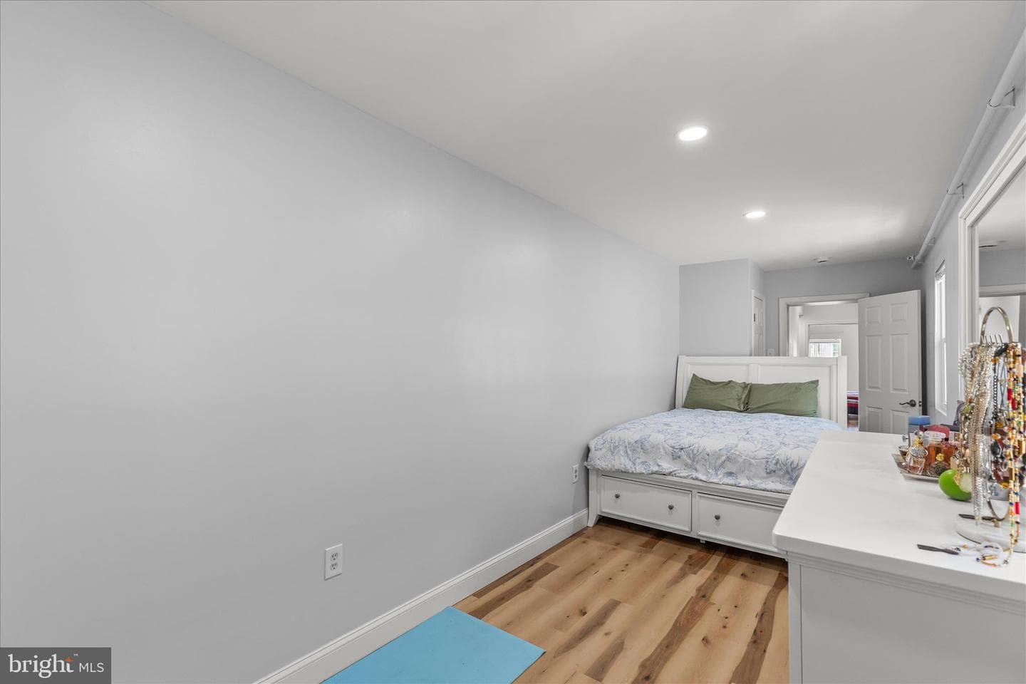 556 Salem Avenue photo 17