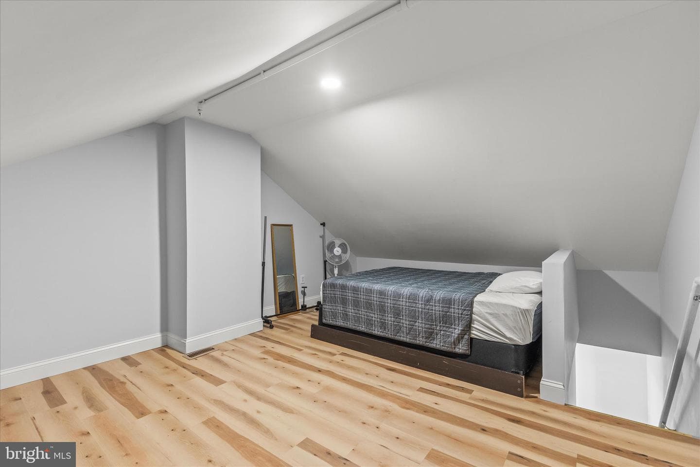 556 Salem Avenue photo 21