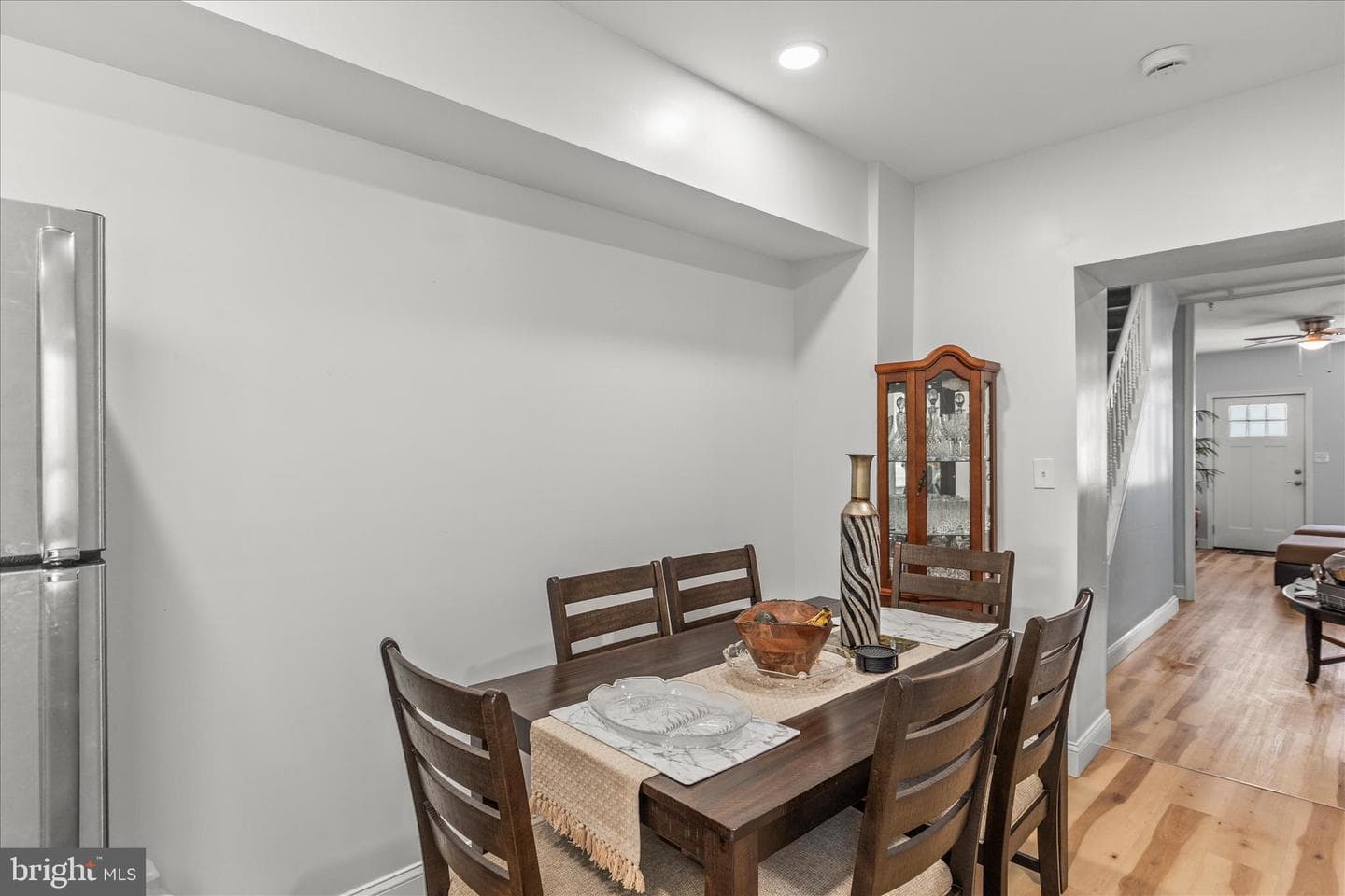 556 Salem Avenue photo 9