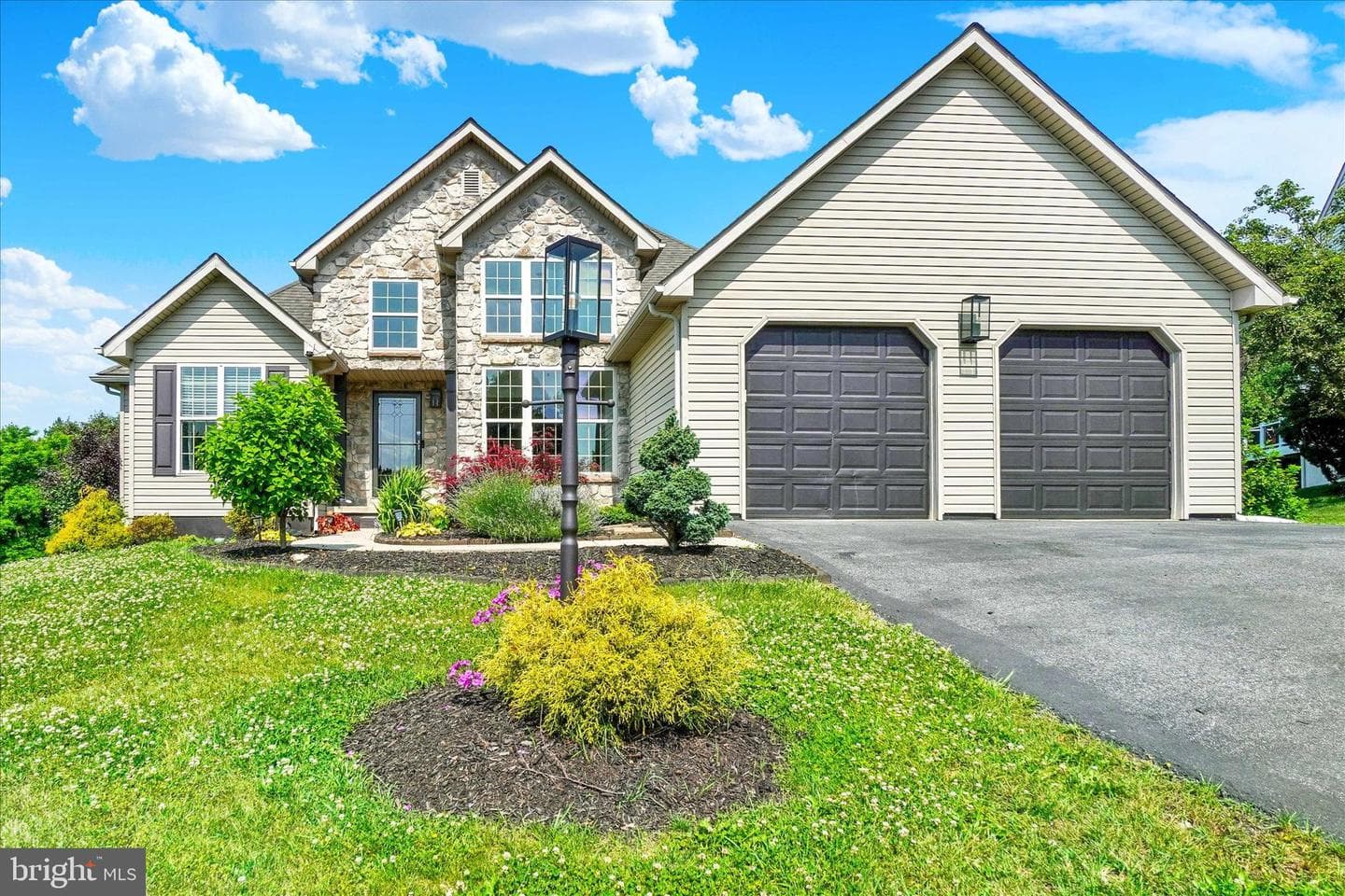 558 Monarch Drive, York