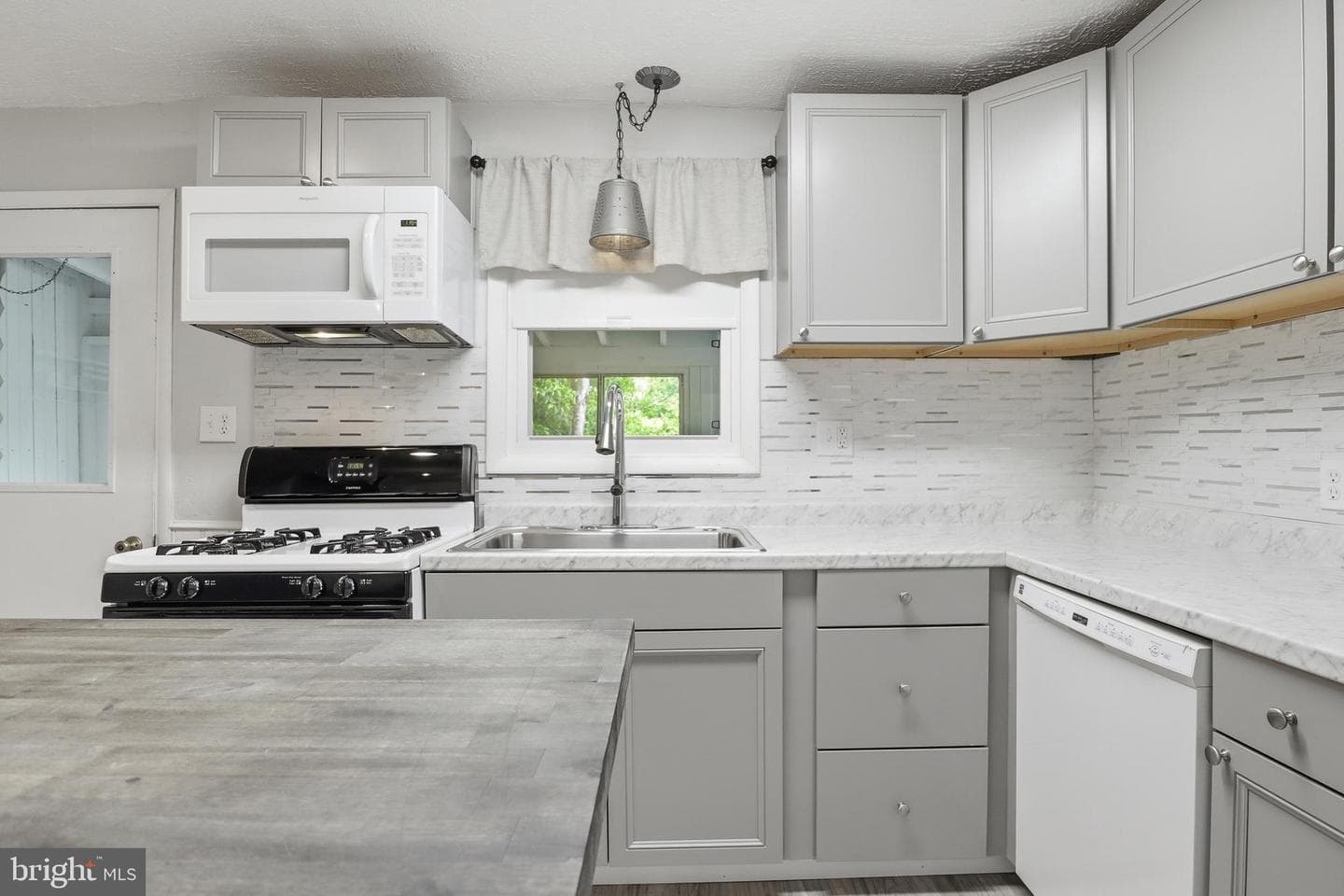105 E Maple Street photo 14