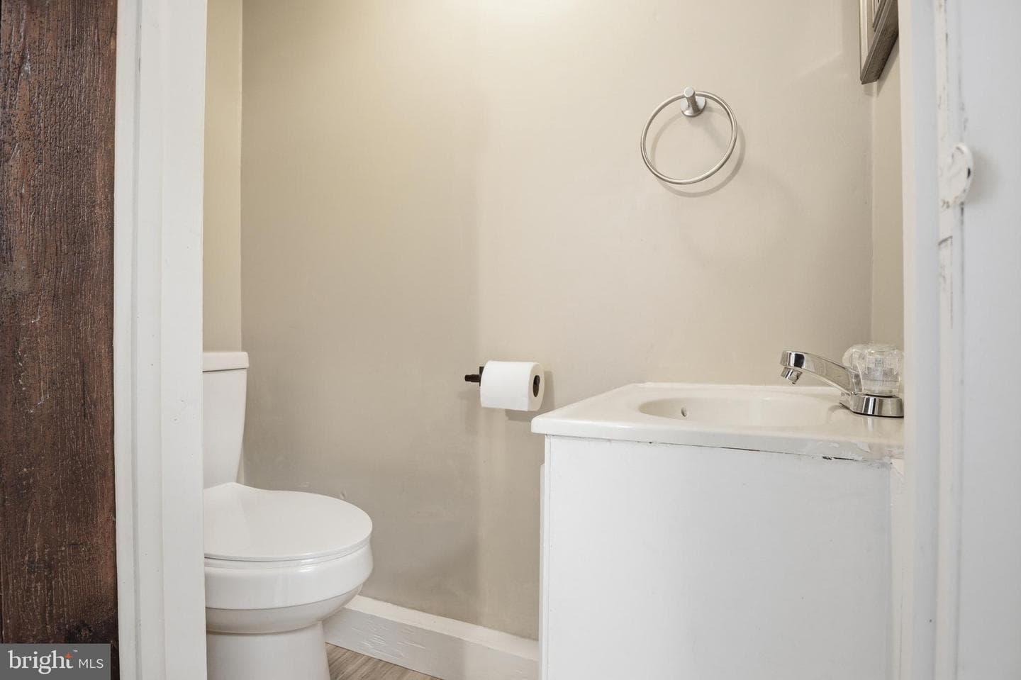 105 E Maple Street photo 16