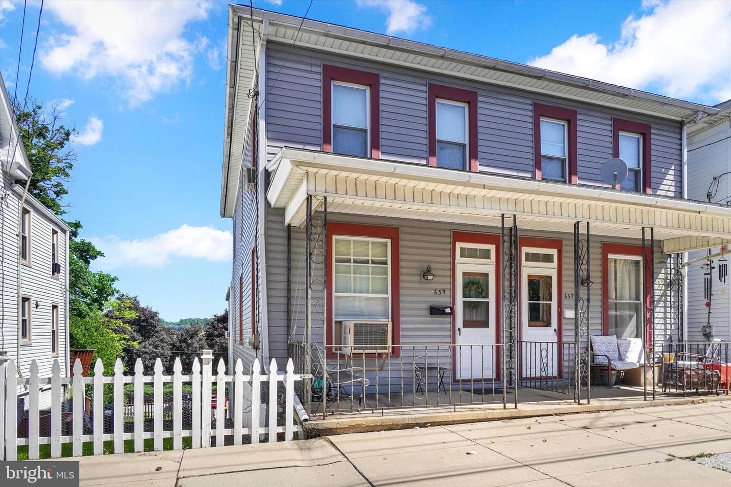659 W Broadway, Red Lion