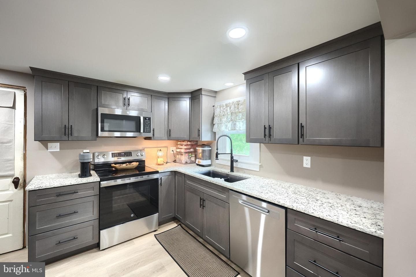 101 S Fern Avenue photo 12
