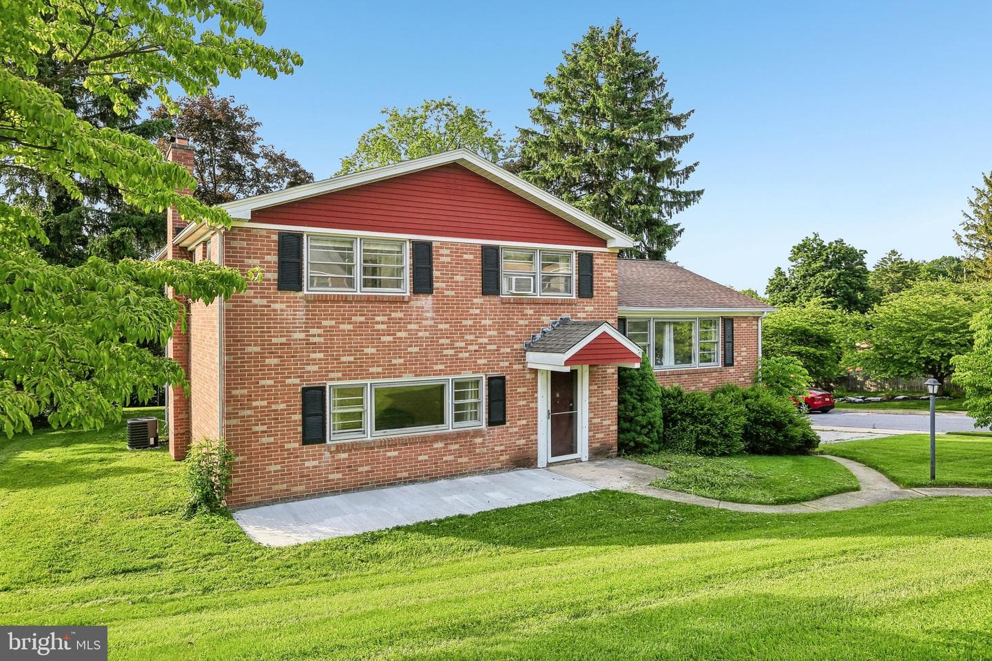 2595 Eastwood Drive, York
