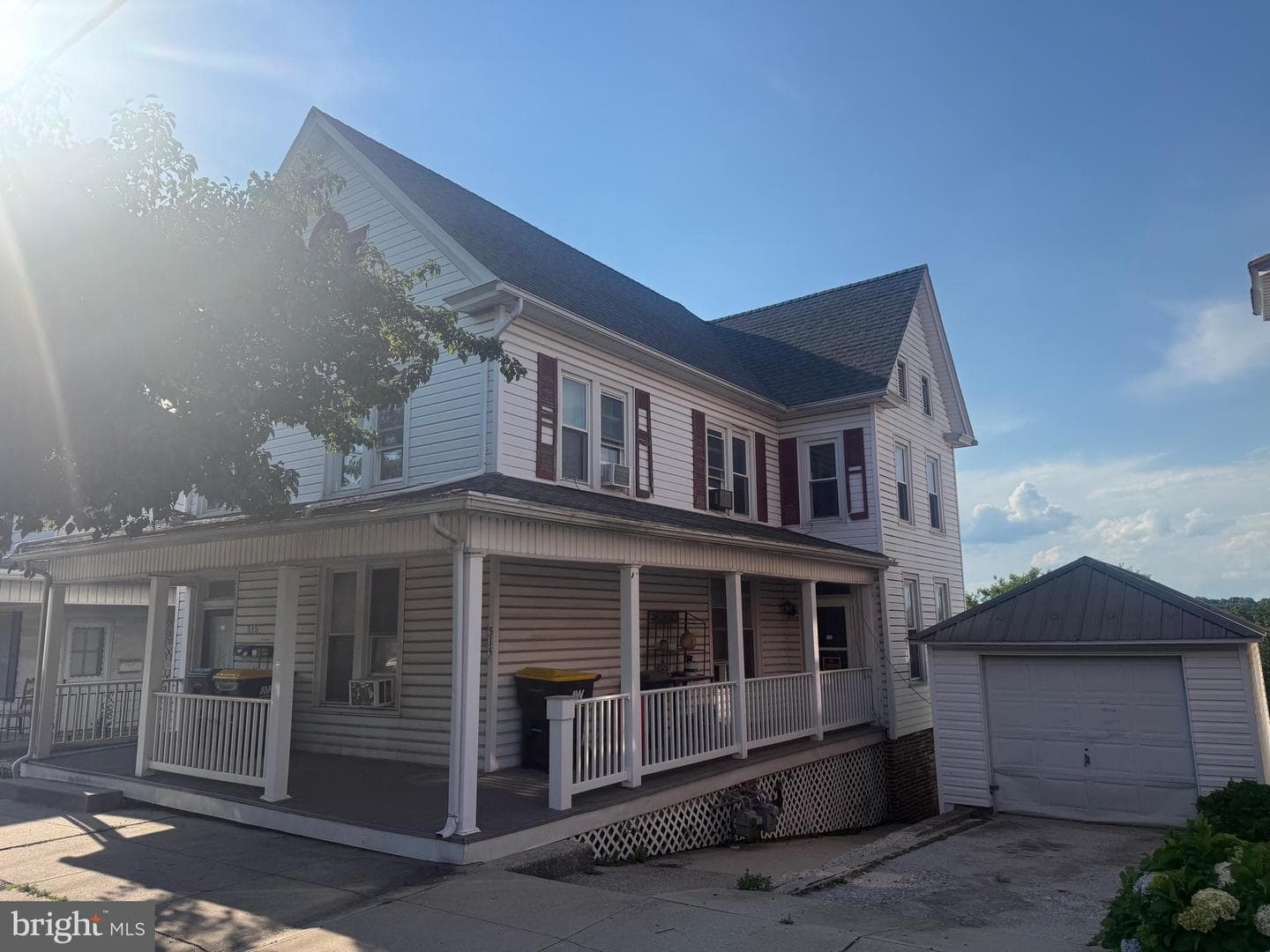 515 W Broadway, Red Lion