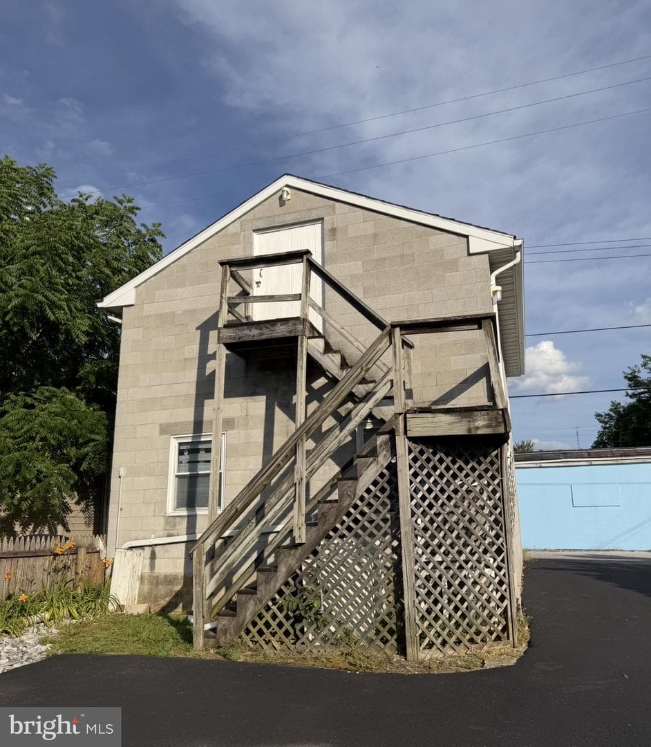 1576 W King Street photo 11