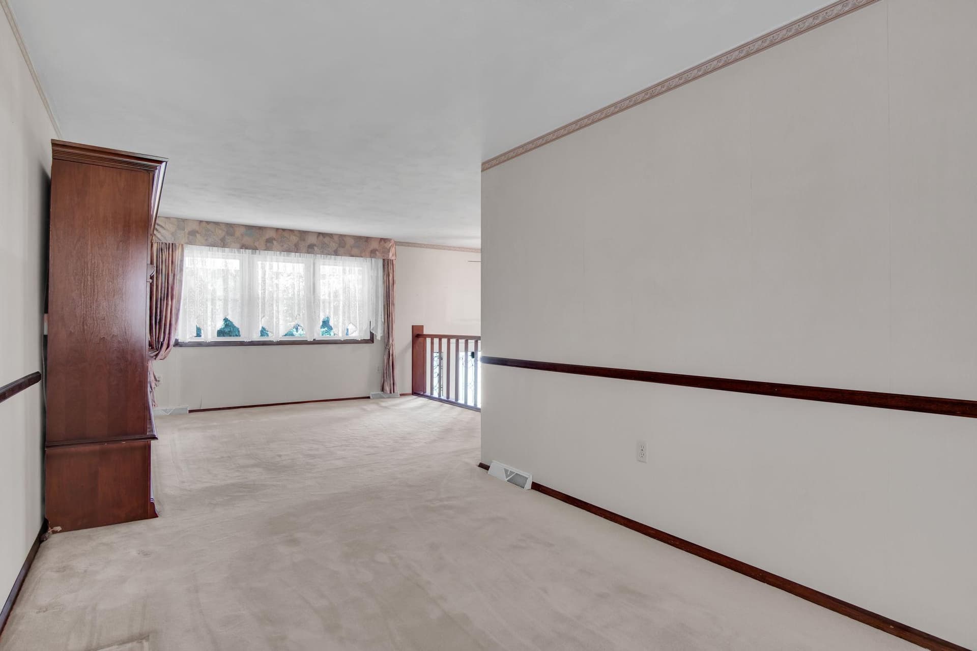667 Diane Drive photo 6