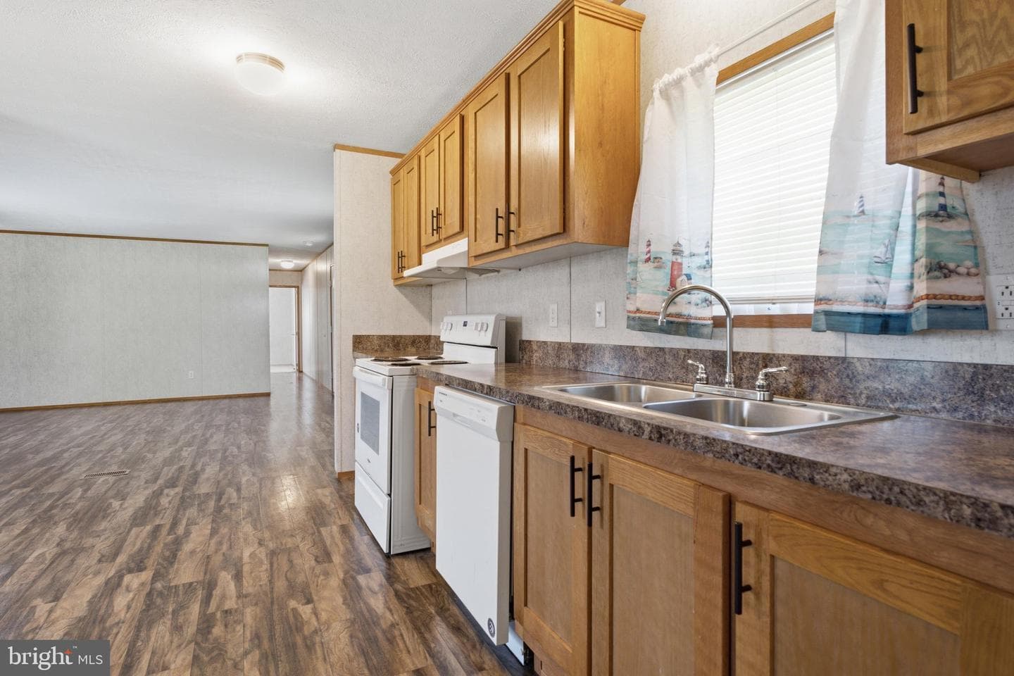 2 Walmar Manor photo 8