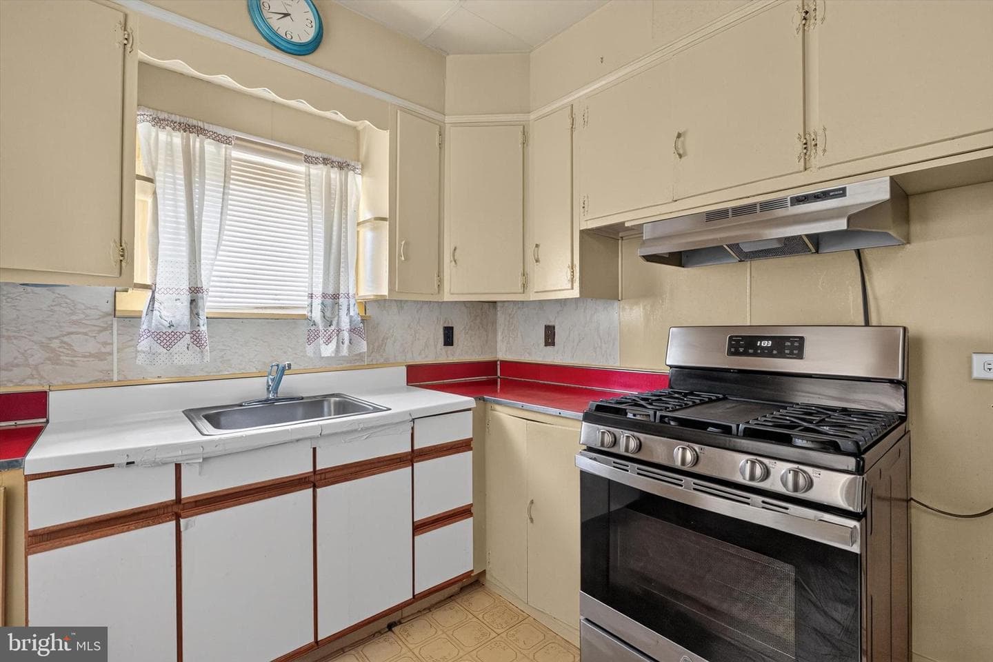 561 S Queen Street photo 8