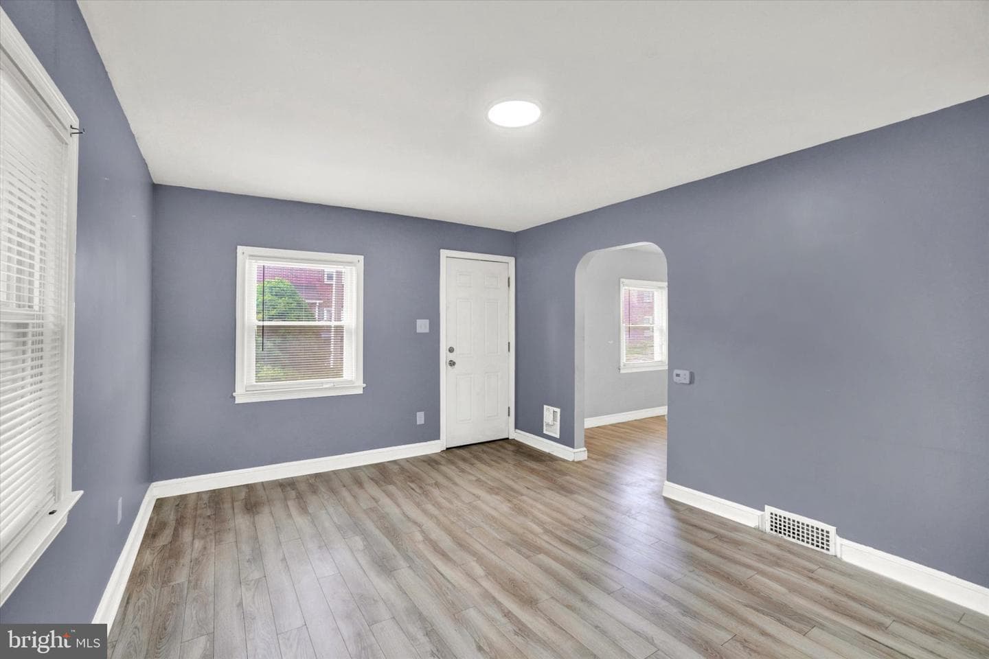 1123 E Poplar Street photo 4