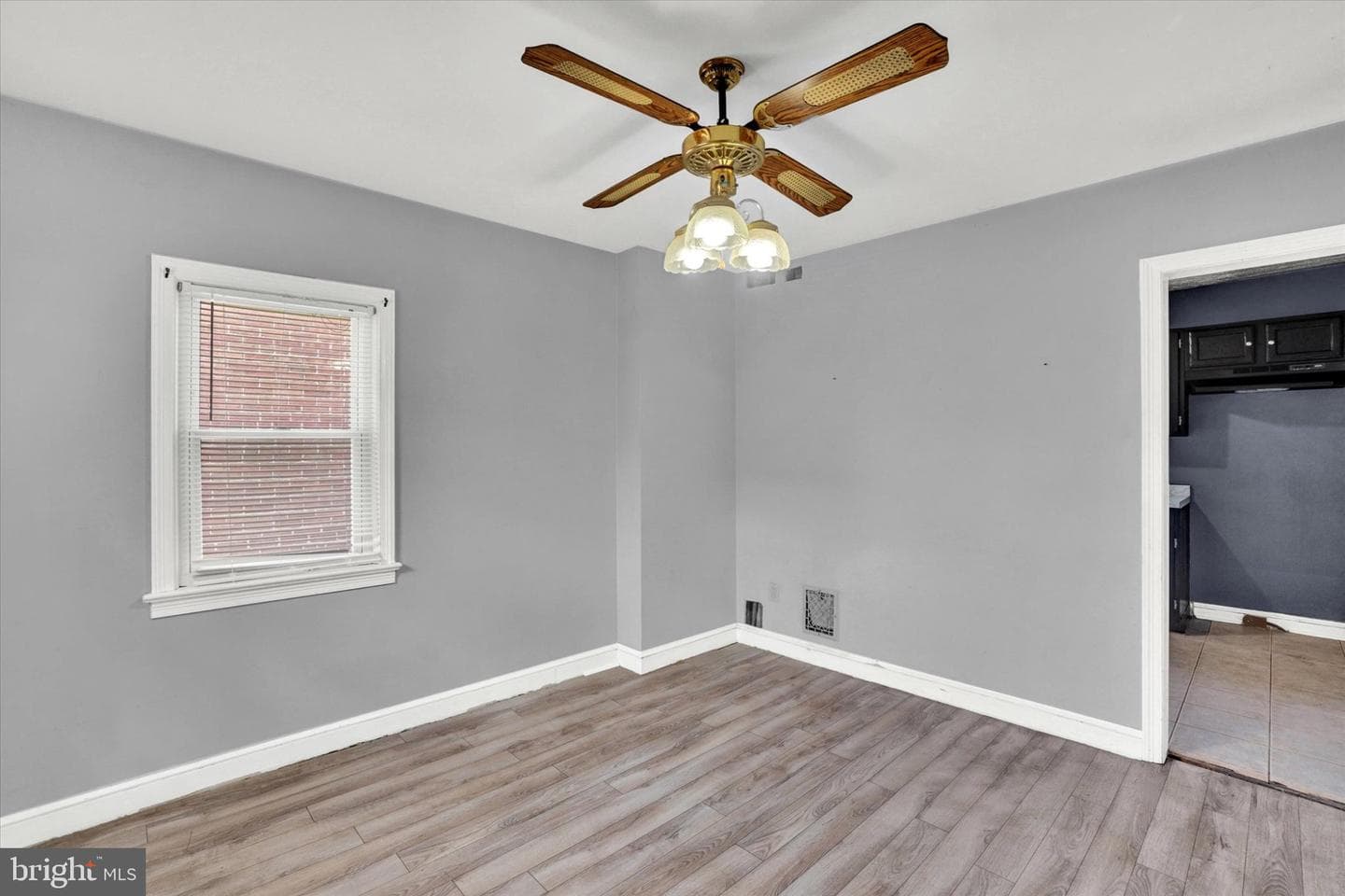1123 E Poplar Street photo 5
