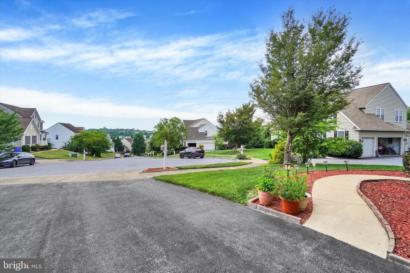 2082 Westbury Court photo 3