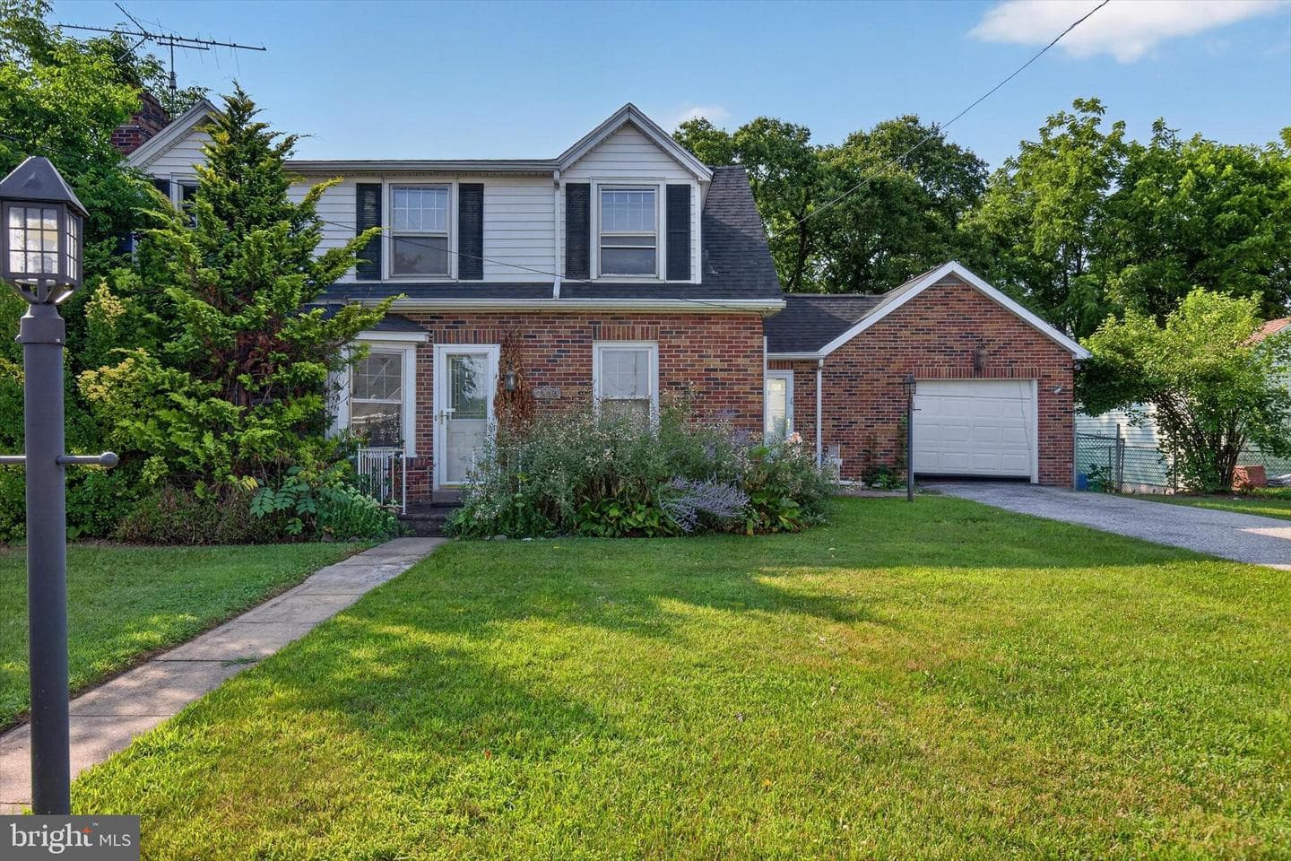 2400 Catherine Street photo 1