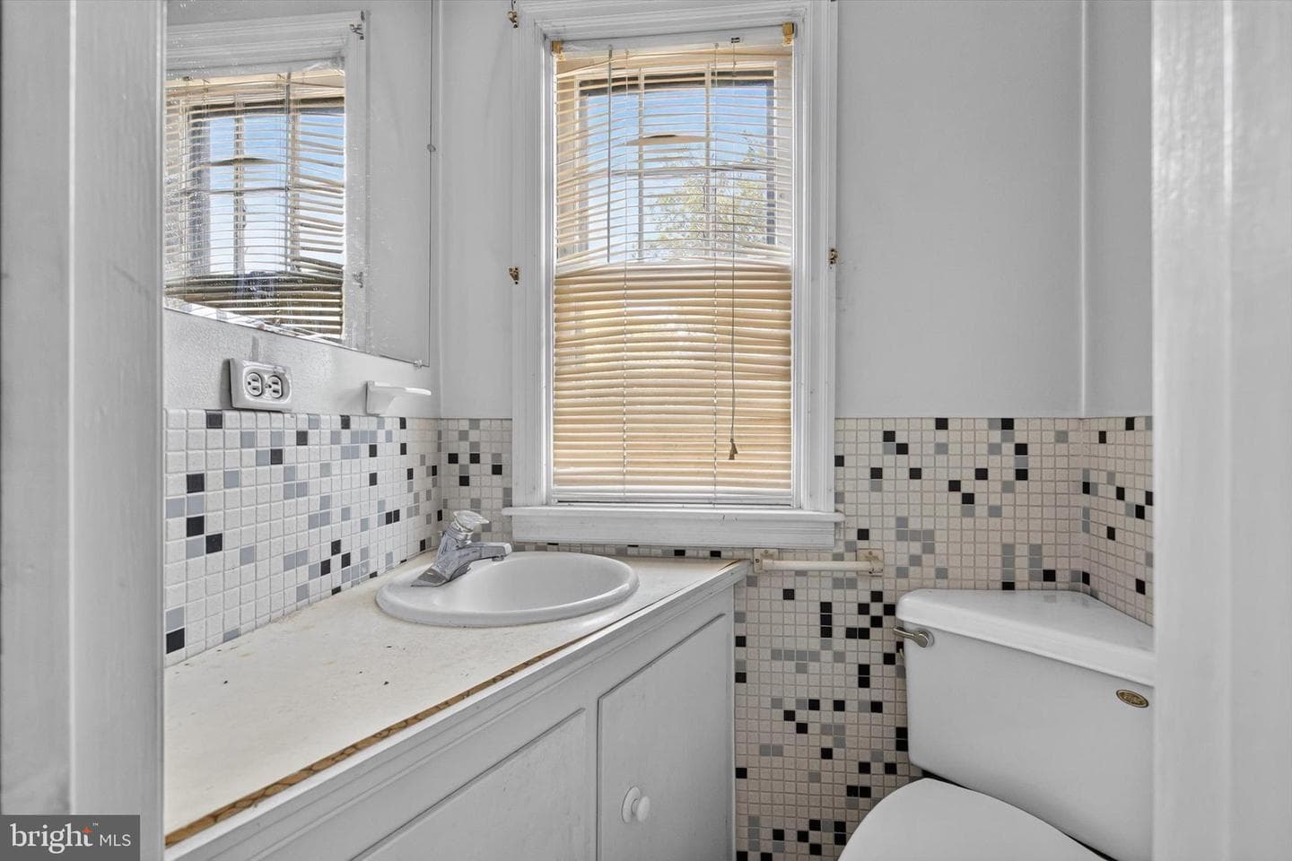 2400 Catherine Street photo 16