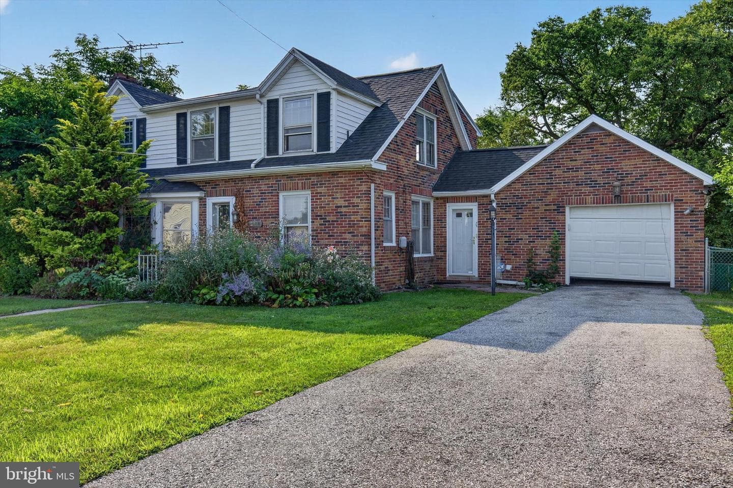 2400 Catherine Street photo 2