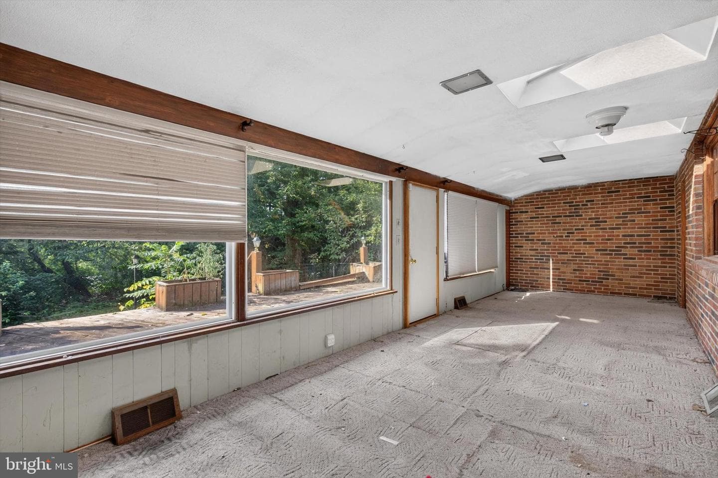 2400 Catherine Street photo 8