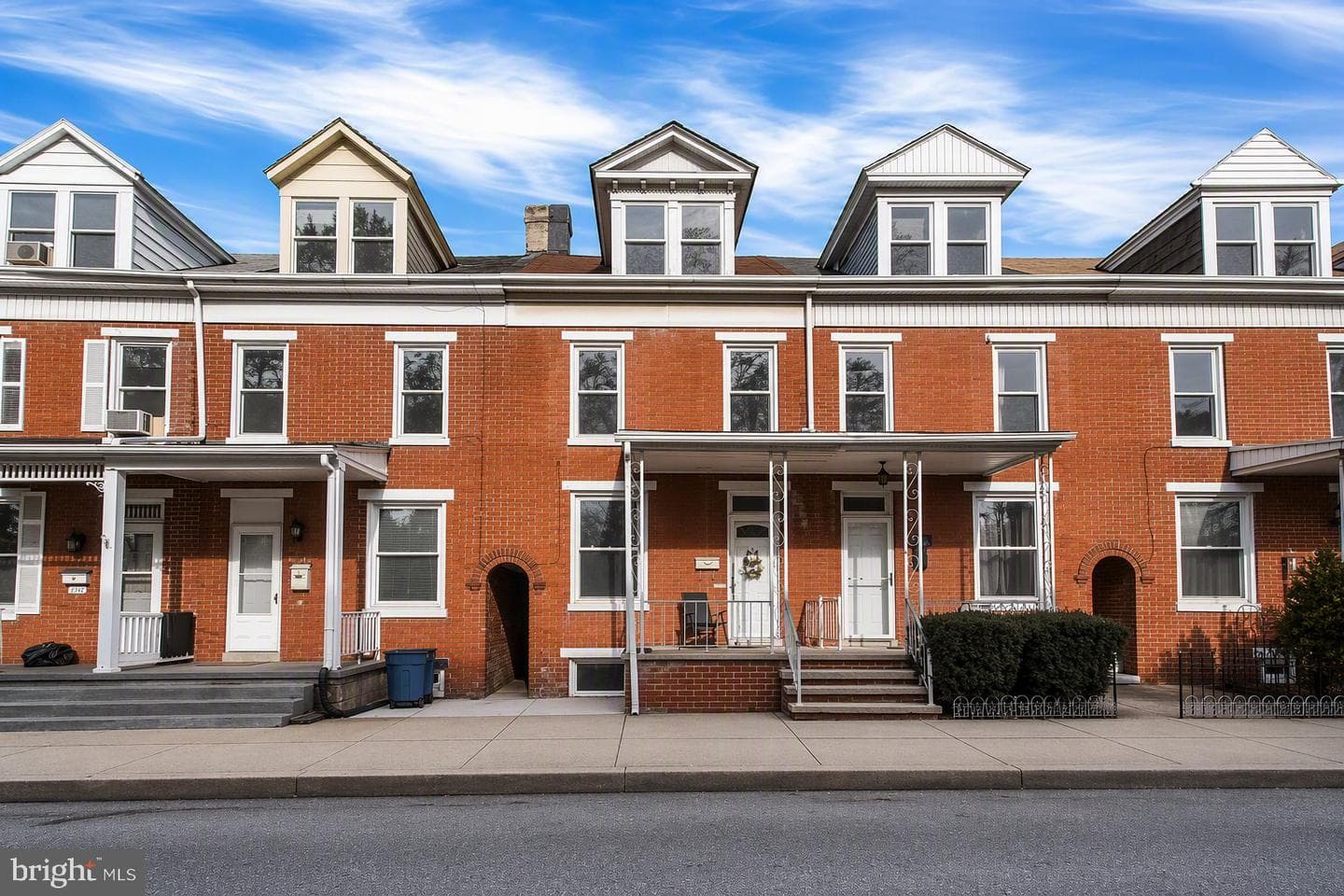 1039 W Poplar Street photo 1