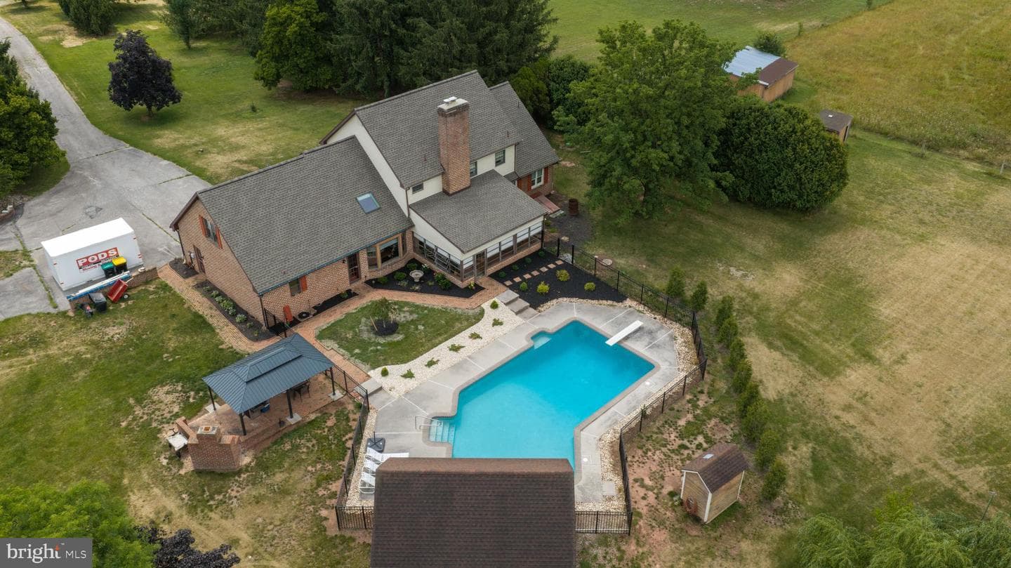 38 Hoffman Road photo 2