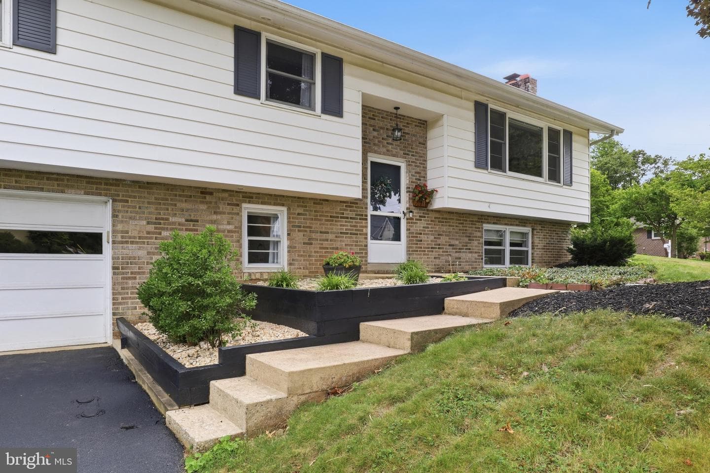 137 Ridgefield Drive photo 3