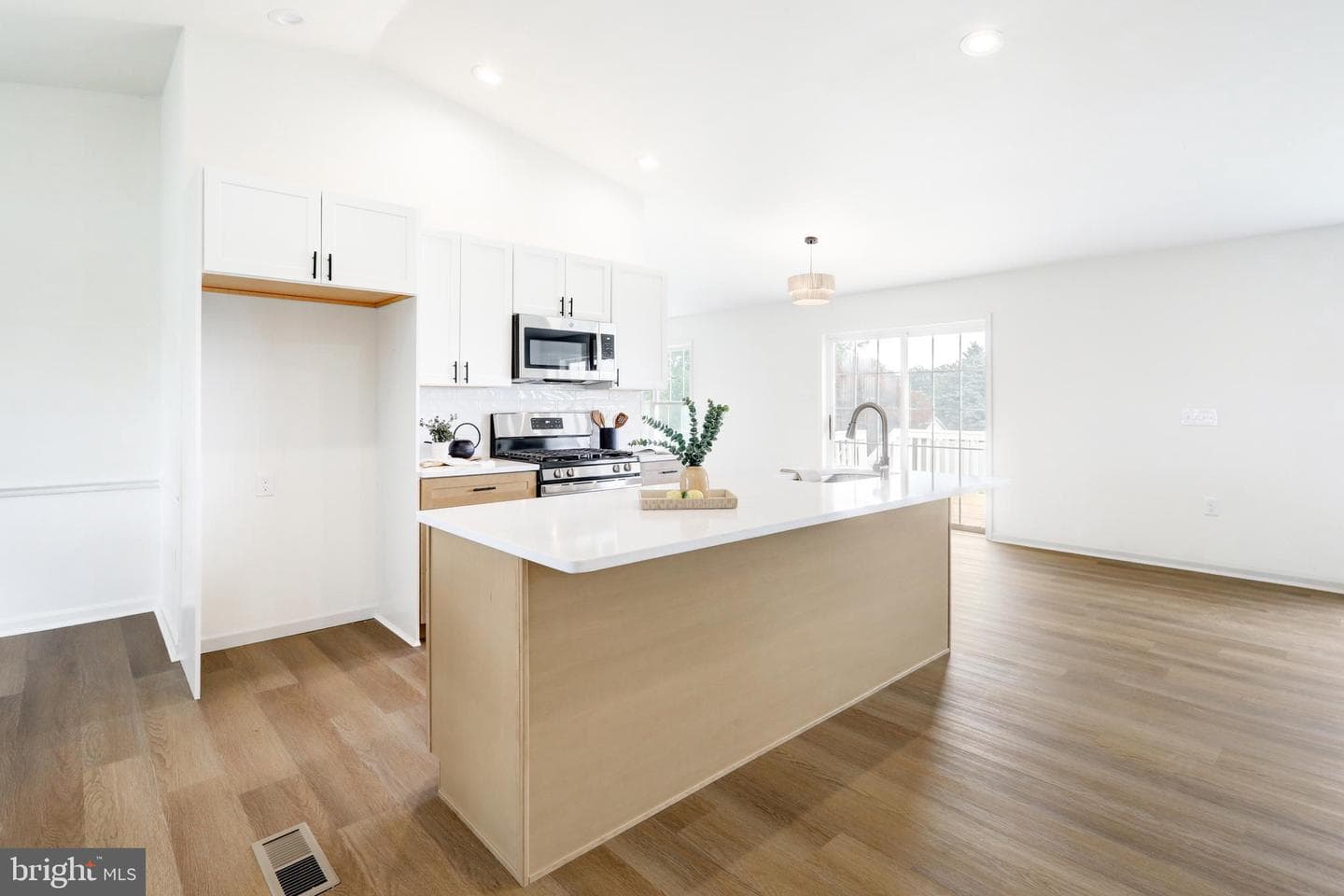 953 Campbell Road photo 3